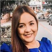 Profesora de matemáticas imparte clases para estudiantes del colegio